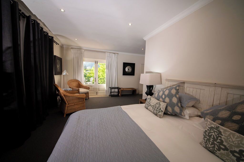 خزنة داخل الغرفة وتجهيزات عازلة للصوت وواي فاي مجانًا