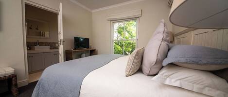 Standard Room, 1 Bedroom | In-room safe, blackout drapes, soundproofing, iron/ironing board
