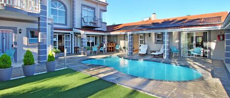 Piscina externa, espreguiçadeiras