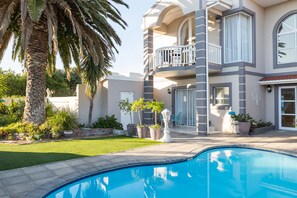 Outdoor pool, sun loungers - Atlantic Beach Villa (Cape Town)