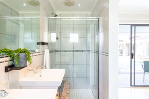 Superior Room, 1 Bedroom (Pool Facing Queen) | Bathroom | Free toiletries, hair dryer, towels - Atlantic Beach Villa (Cape Town)