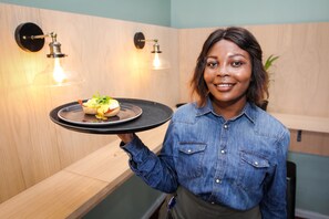 供應午餐和晚餐