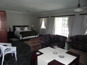 Living area - Waterwoods Cottages (Fort Nottingham)