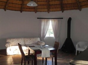 Living area - Waterwoods Cottages (Fort Nottingham)