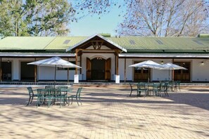 Outdoor wedding area - Waterwoods Cottages (Fort Nottingham)