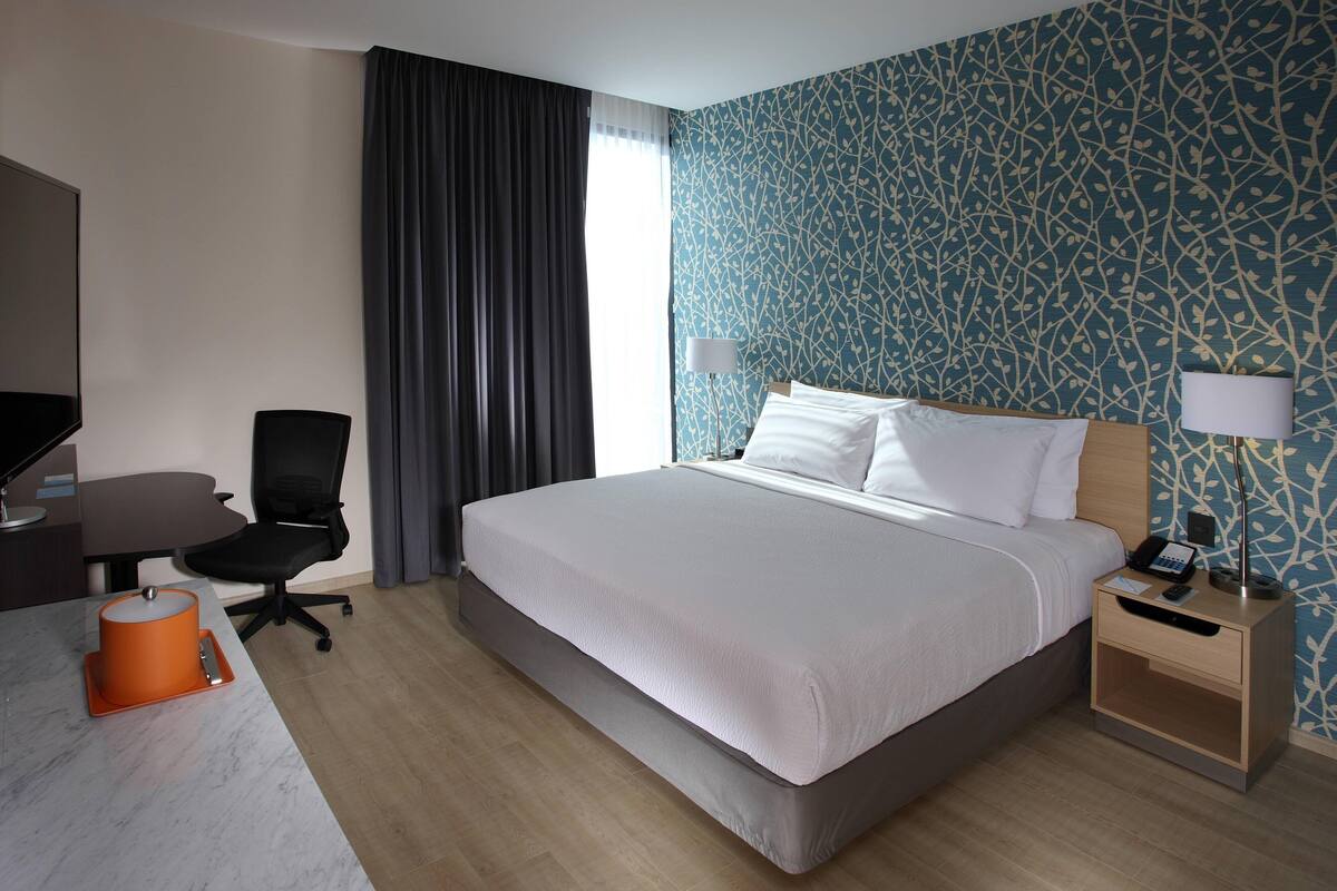 Room, 1 Katil Raja (King) | Peti besi dalam bilik, meja, seterika/papan seterika, Wi-fi percuma 
