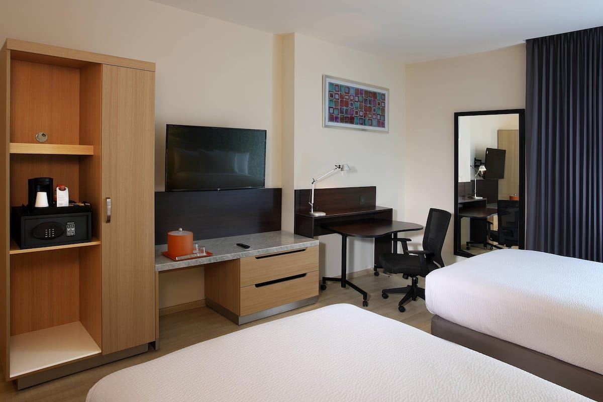Room, 2 Katil Kelamin (Double) | Peti besi dalam bilik, meja, seterika/papan seterika, Wi-fi percuma 