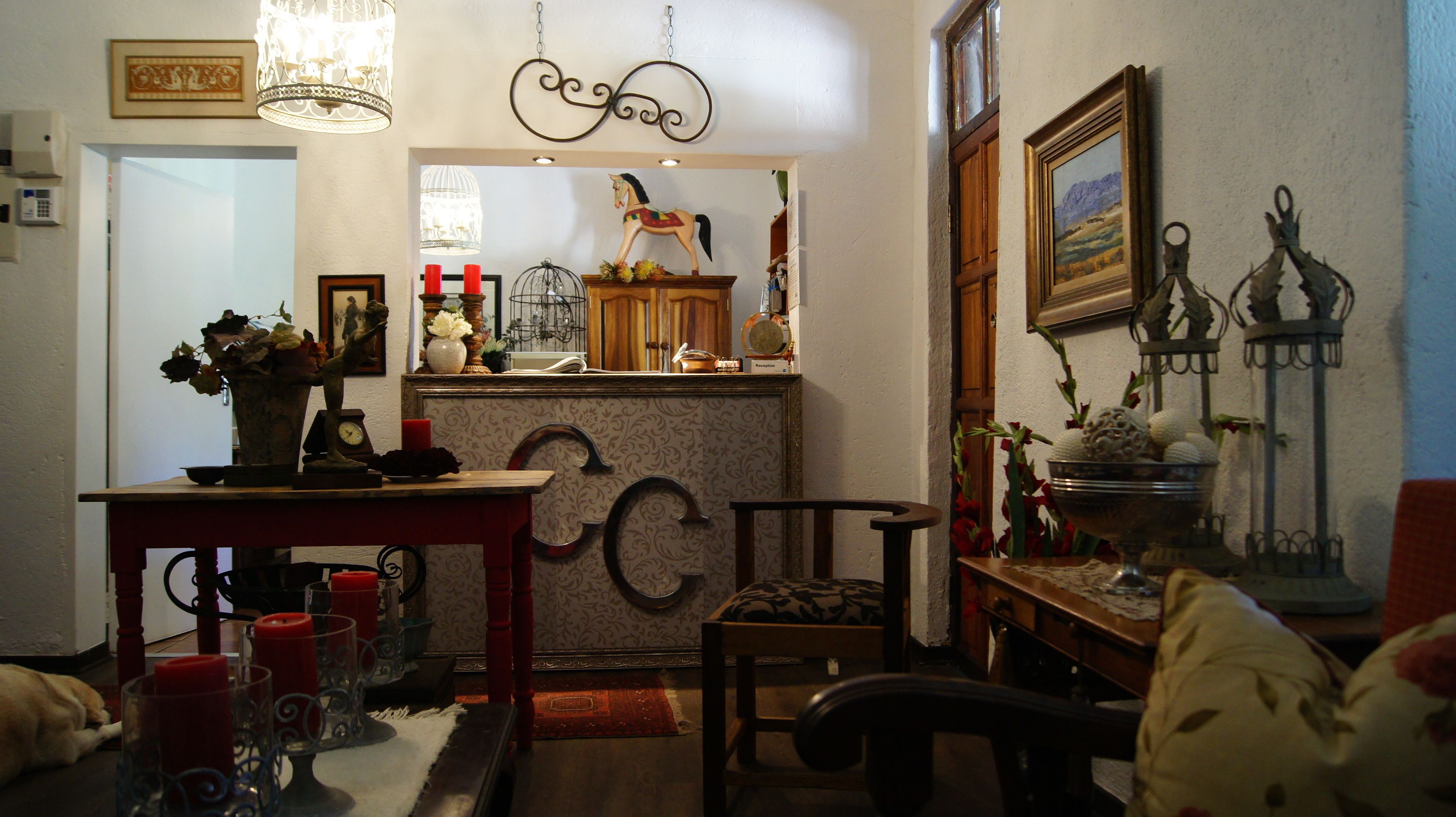 Un salón acogedor con chimenea, una mesa de comedor con velas y un espacio de estar confortable.
