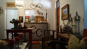 Un salón acogedor con chimenea, una mesa de comedor con velas y un espacio de estar confortable.