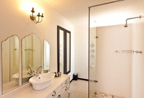 Bañera y ducha independientes, bañera profunda