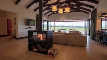 House, 4 Bedrooms, Patio, Mountain View | Living area