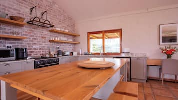 Småhus – deluxe | Eget kjøkken | Kjøleskap, mikrobølgeovn, kaffetrakter/tekoker og vannkoker