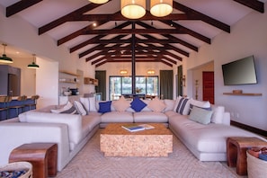 House, 4 Bedrooms, Patio, Mountain View | Living area