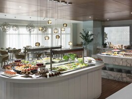 Petit déjeuner, déjeuner et dîner servis sur place
