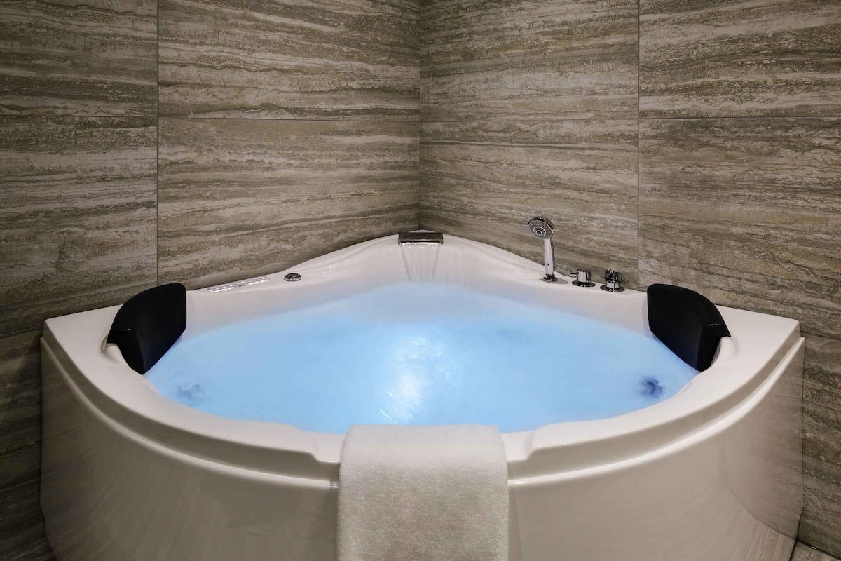 Executive Suite, 1 King Bed with Sofa bed | Minibar, in-room safe, desk, soundproofing