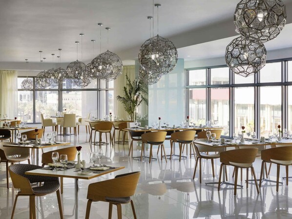 Petit déjeuner, déjeuner et dîner servis sur place