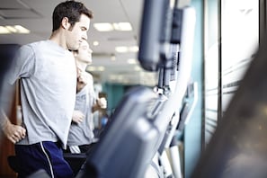 Un gimnasio con cintas de correr y equipo de ejercicio.