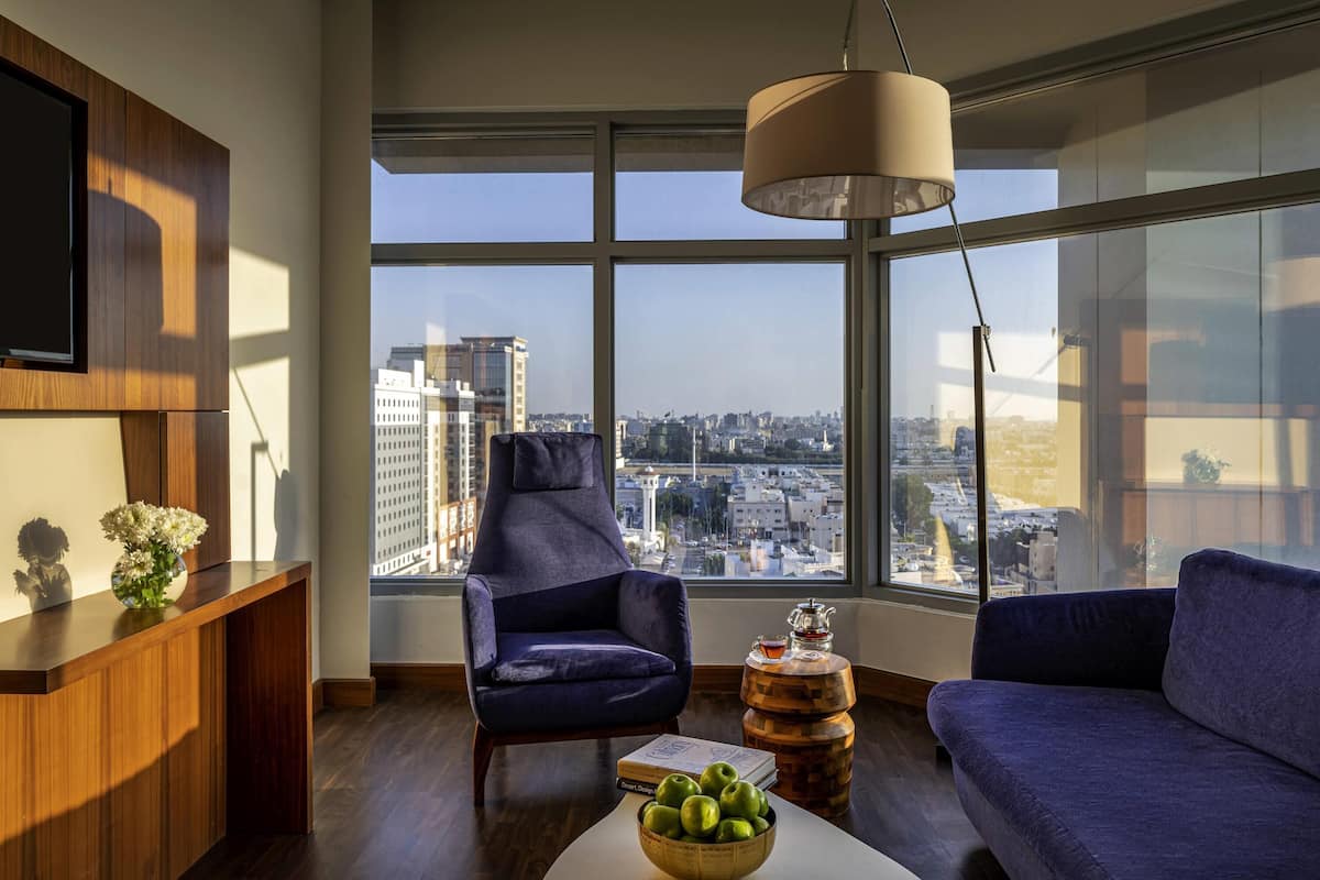 Suite superior, 1 cama King size y sofá cama | 1 habitación, minibar, caja de seguridad en la habitación y escritorio