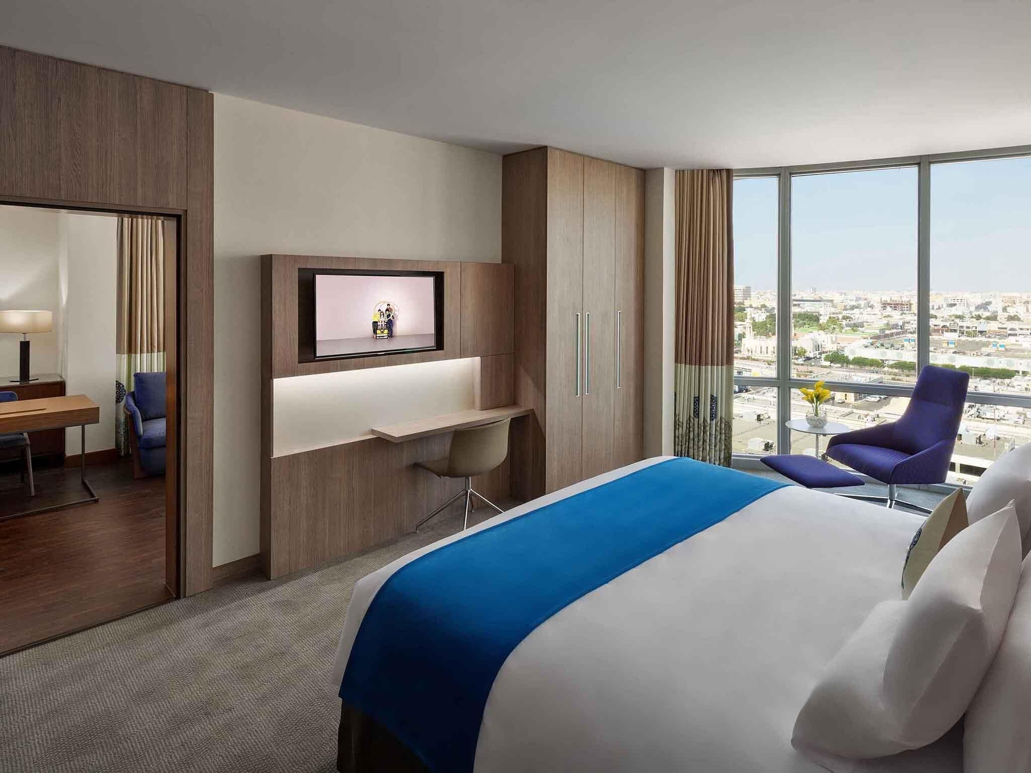 迷你吧、客房内保险箱、办公桌、隔音