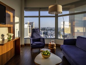 Suite superior, 1 cama de matrimonio grande con sofá cama | Minibar, caja fuerte, escritorio y sistema de insonorización