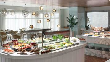 Petit déjeuner buffet servi tous les jours en supplément
