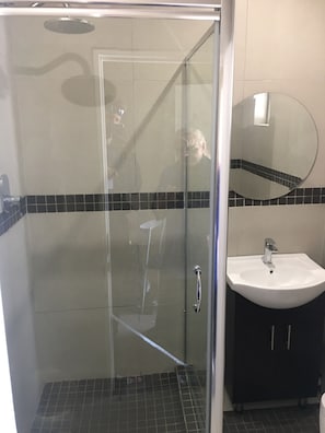 Comfort Room, 1 Bedroom | Bathroom | Deep-soaking bathtub, rainfall showerhead, free toiletries, towels