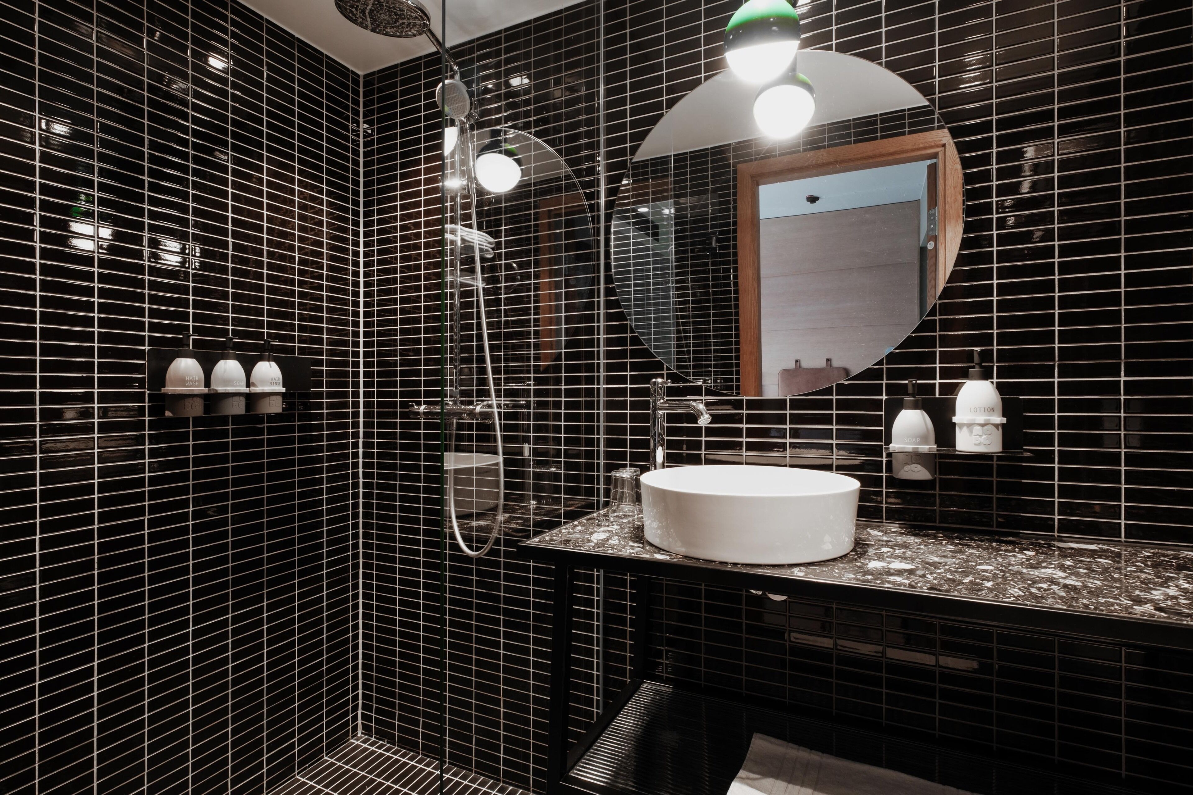 room, 2 single beds (hobo) | bathroom | free toiletries, hair dryer, slippers, towels