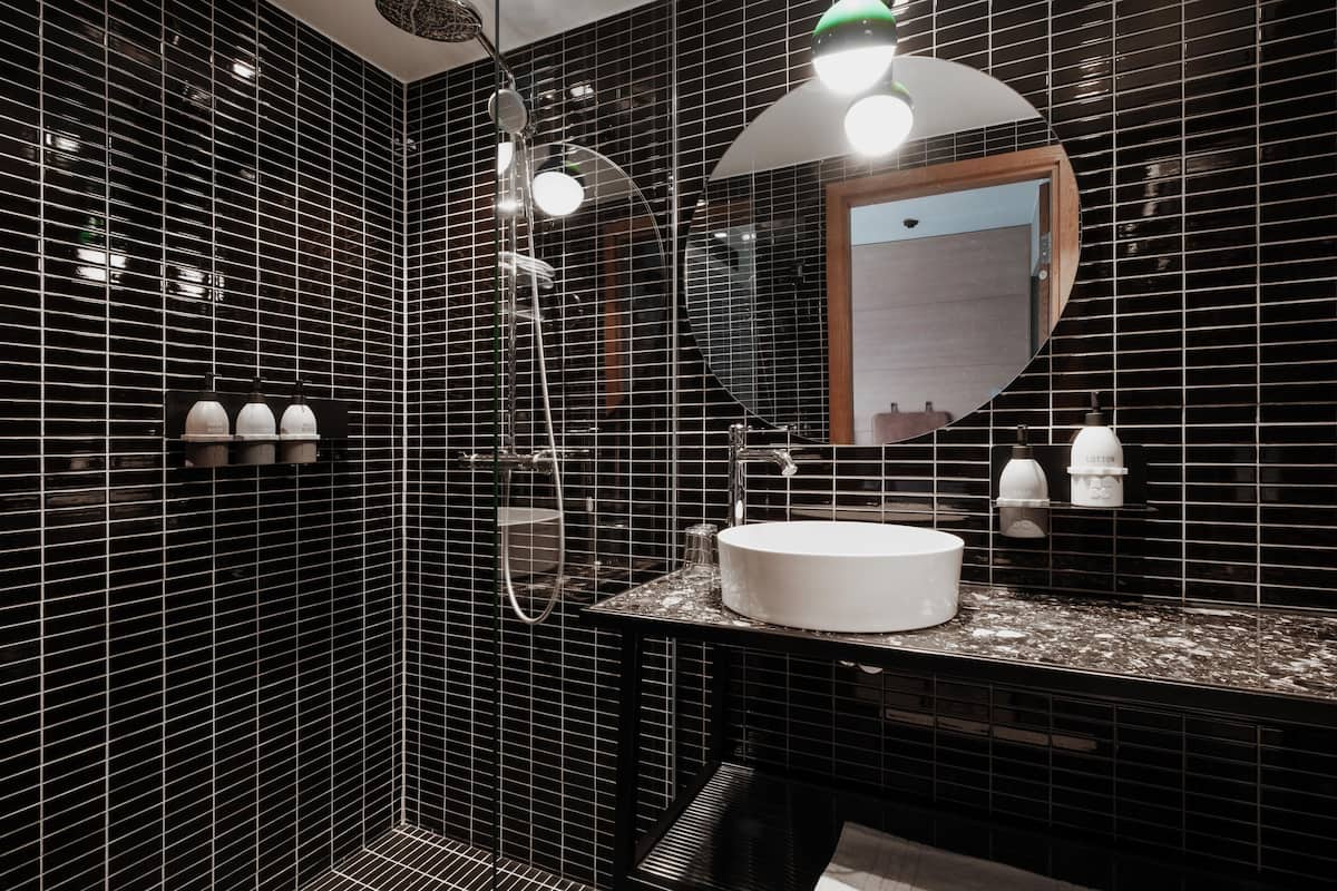 room, 2 single beds (hobo) | bathroom | free toiletries, hair dryer, slippers, towels