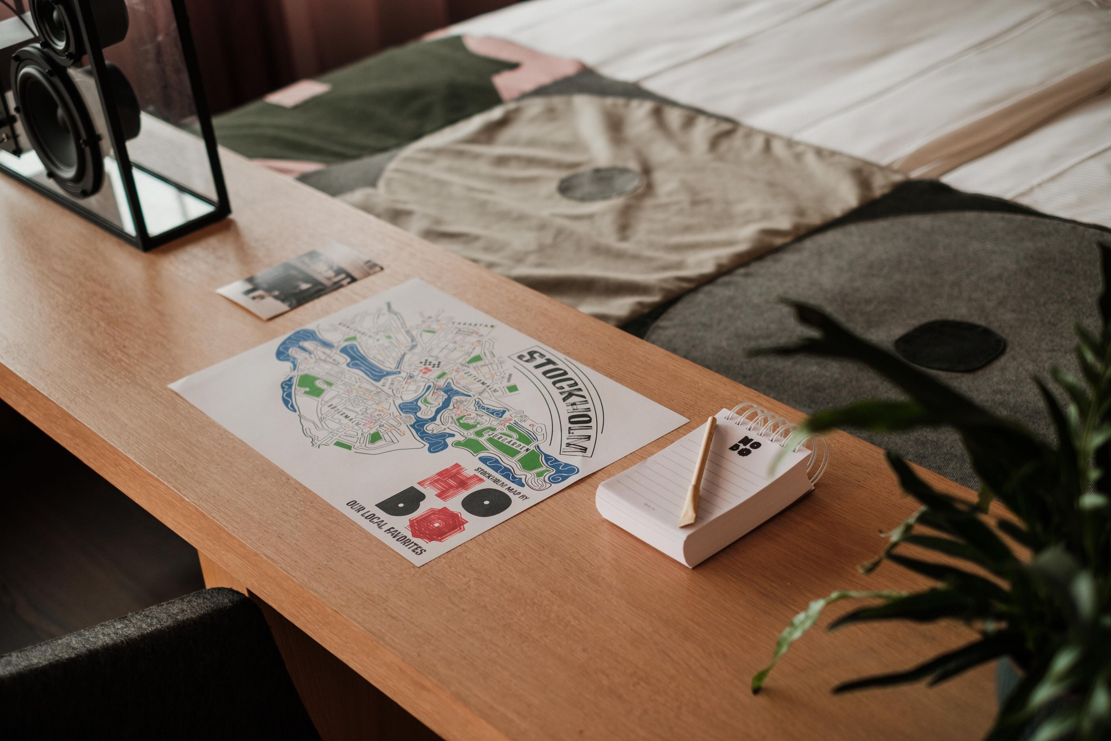 Un escritorio ordenado con un mapa, una libreta y un par de auriculares.