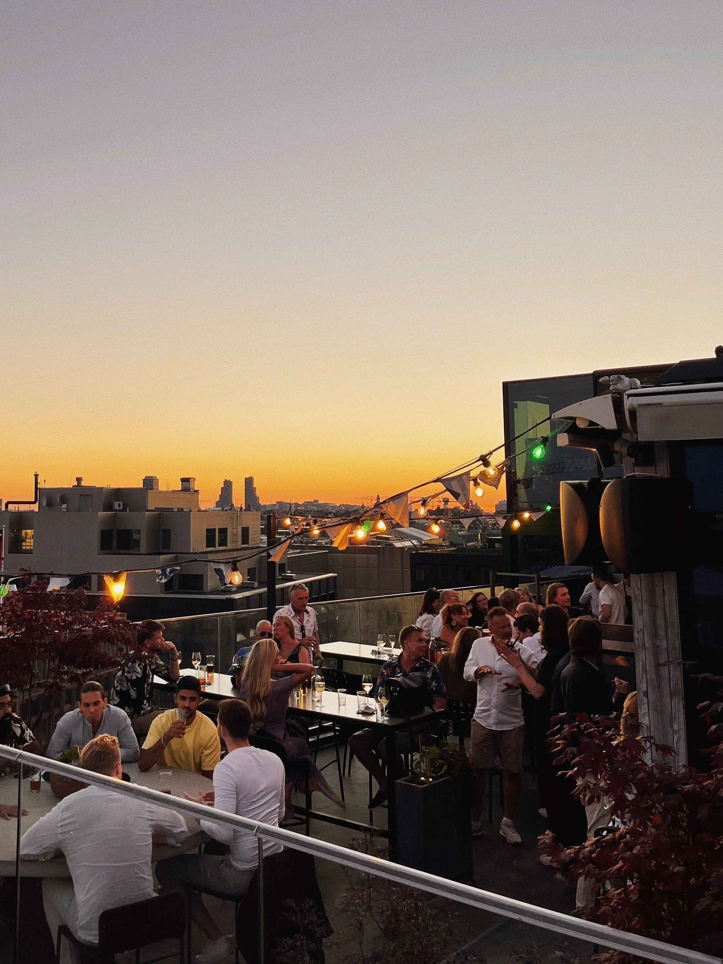 2 restaurants, breakfast served