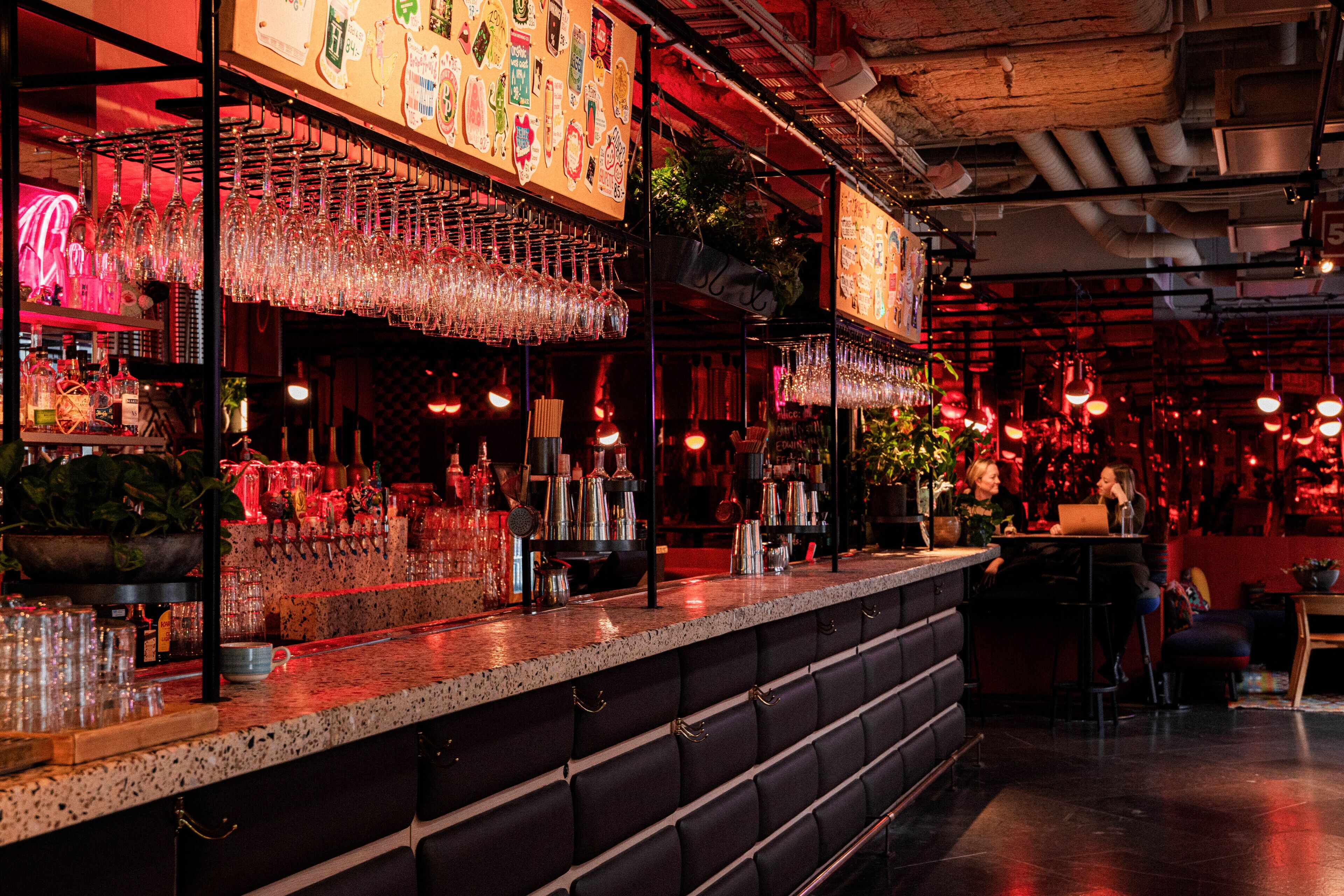 2 restaurants, breakfast served