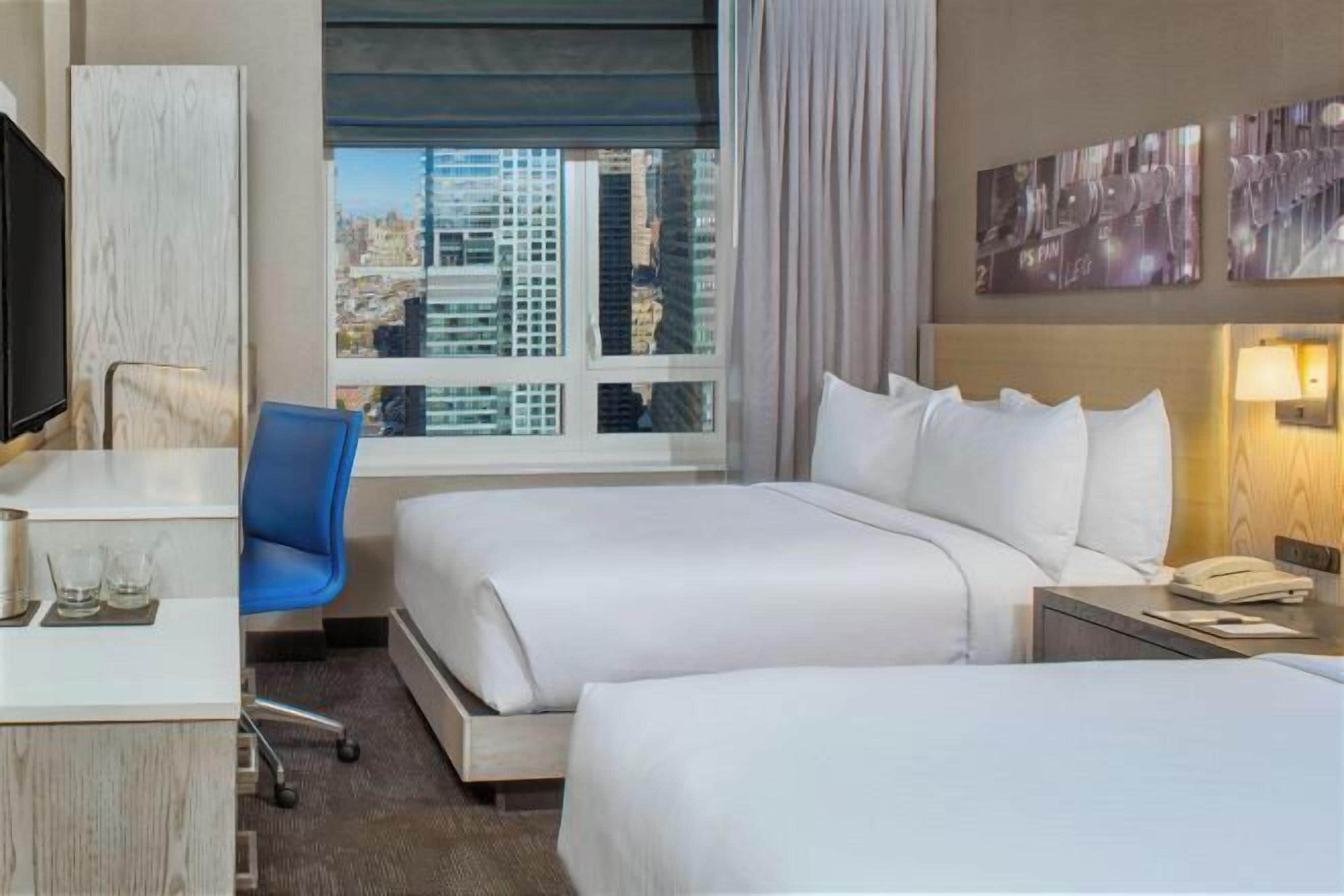 セーフティボックス (室内)、デスク、ノートパソコン用作業スペース、遮光カーテン