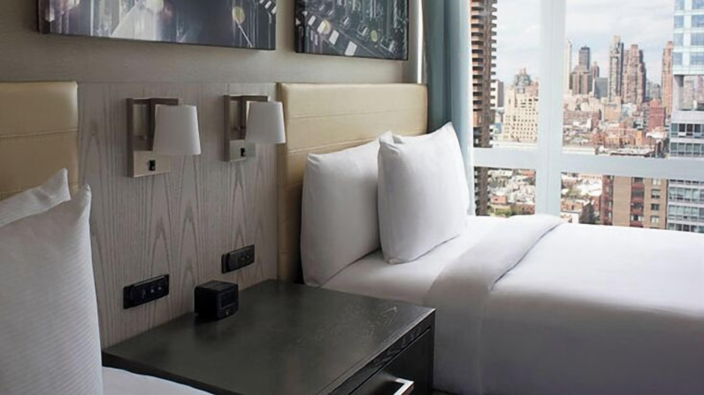 セーフティボックス (室内)、デスク、ノートパソコン用作業スペース、遮光カーテン