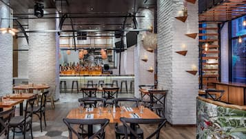 Bar di atap