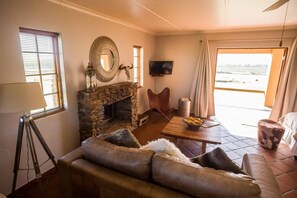 Deluxe Cottage | Living area | Flat-screen TV - Kwetu Guest Farm (Swellendam)