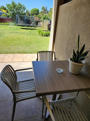 Outdoor dining - Dilisca Guesthouse (Cape Town)