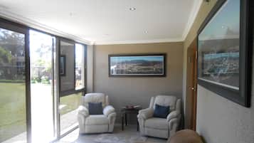 Executive Suite | Living area | 49-inch TV with satellite channels, Netflix, streaming services