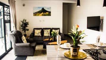 Deluxe-Apartment | Wohnbereich | 64-Zoll-Smart-TV mit Kabelempfang, Fernseher