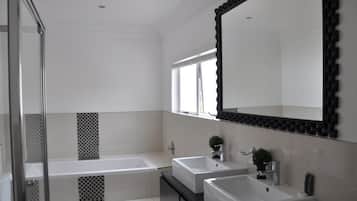 Superior Room, 1 Bedroom | Bathroom | Free toiletries, hair dryer, towels