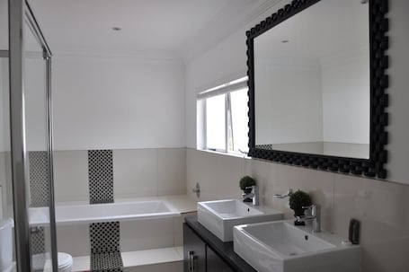 Superior Room, 1 Bedroom | Bathroom | Free toiletries, hair dryer, towels