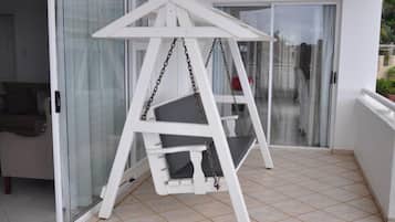 Cofres nos quartos, escrivaninha, ferros/tábuas de passar roupa