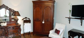 家庭房, 1 间卧室 | 迷你吧、客房内保险箱、免费 WiFi