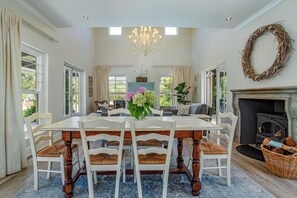 Familien-Ferienhaus, 2 Schlafzimmer (The Vineyard) | Wohnbereich | Fernseher