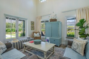 Familien-Ferienhaus, 2 Schlafzimmer (The Vineyard) | Wohnbereich | Fernseher