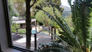 Una piscina al aire libre de temporada, sombrillas, tumbonas