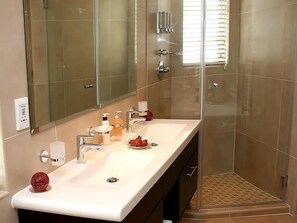 Luxury-Suite, 1 Schlafzimmer (Pinotage Suite) | Badezimmer | Badewanne und Dusche (separat), Regendusche, Designer-Toilettenartikel
