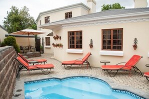 야외 수영장, 수영장 파라솔, 일광욕 의자