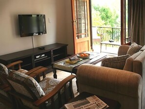 Suite de lujo, 1 habitación (Chardonnay Suite) | Zona de estar | Una televisión de pantalla plana, un reproductor de DVD, suelo radiante