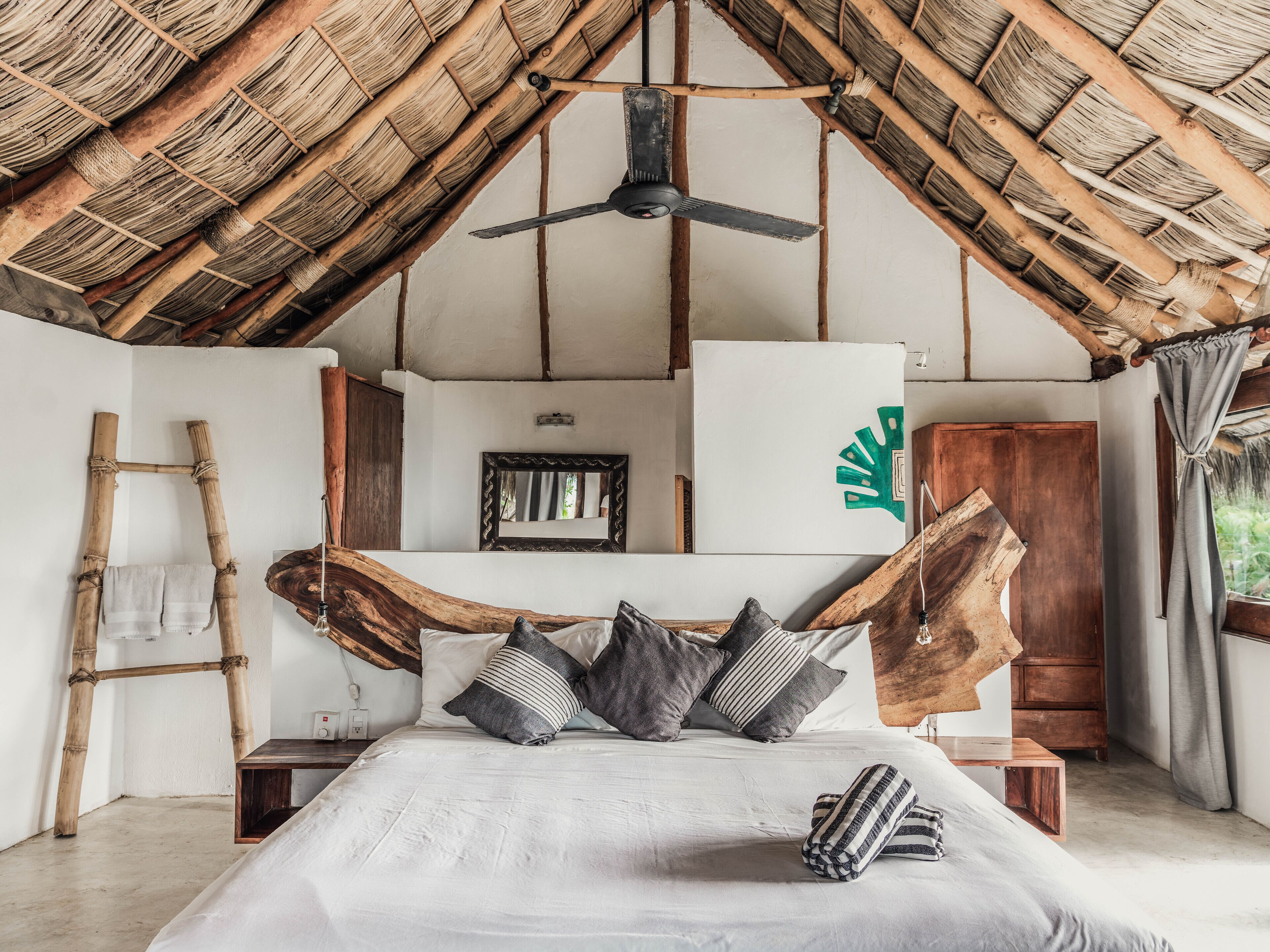 deluxe single room, 1 king bed, ocean view, corner | desk, bed sheets