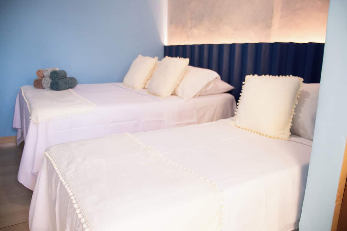 Minibar, cortinas opacas, ropa de cama